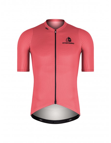 Maillot hombre modelo BATU color coral (delantera)